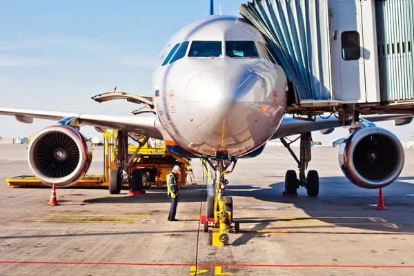 Refueling the airplane in airport and preparing for flight. Aeroflot Sky Team in Moscow Sheremetievo airport. — Stock Photo, Image