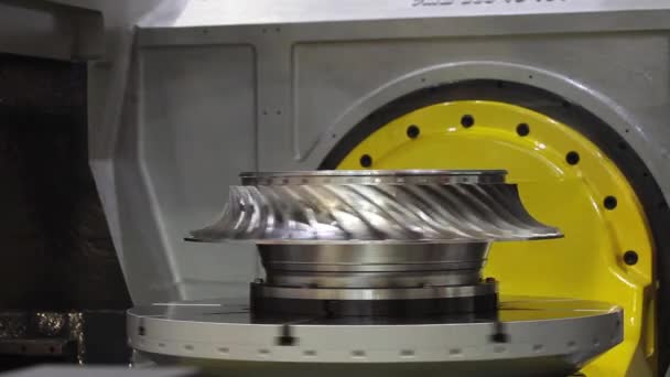 Centro de usinagem CNC de 5 eixos de alto desempenho — Vídeo de Stock