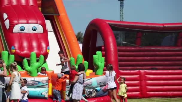 Kinderen springen op de trampoline — Stockvideo