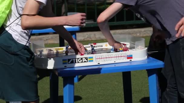 Meninos jogando jogo de hóquei de mesa — Vídeo de Stock