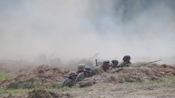 Reconstrucción histórica de la Segunda Guerra Mundial. Soldados en el campo de batalla — Vídeo de stock