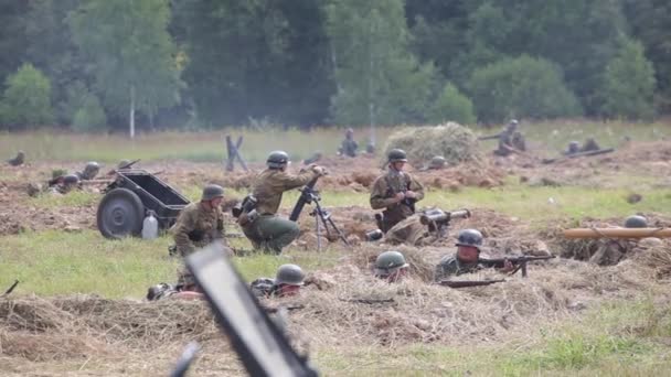 Reconstruction historique de la Seconde Guerre mondiale. Soldats sur le champ de bataille — Video