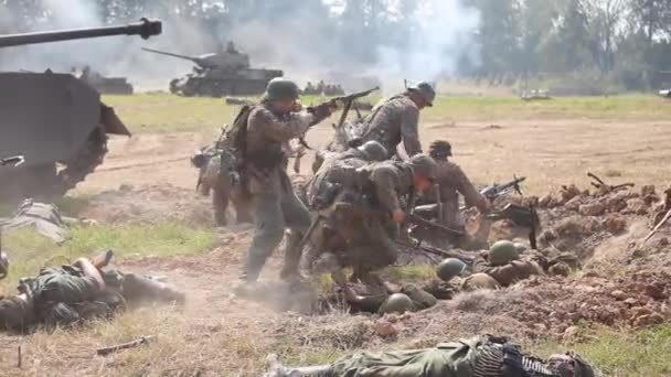 Reconstruction historique de la Seconde Guerre mondiale. Soldats sur le champ de bataille — Video