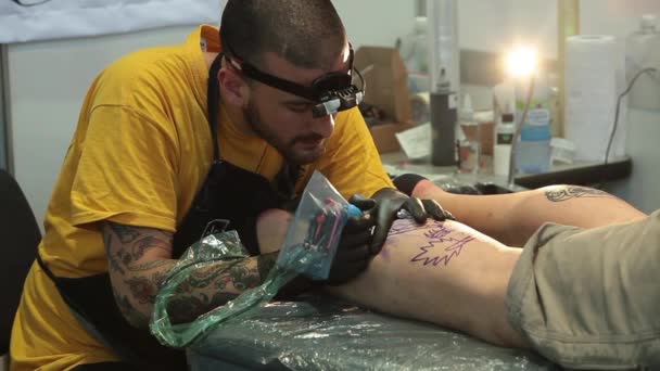 在身体上纹身。纹身艺术家在工作室做纹身 — 图库视频影像
