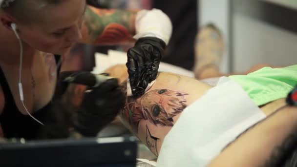 Tatuaje en el cuerpo. Tatuaje artista hacer tatuaje en estudio — Vídeos de Stock