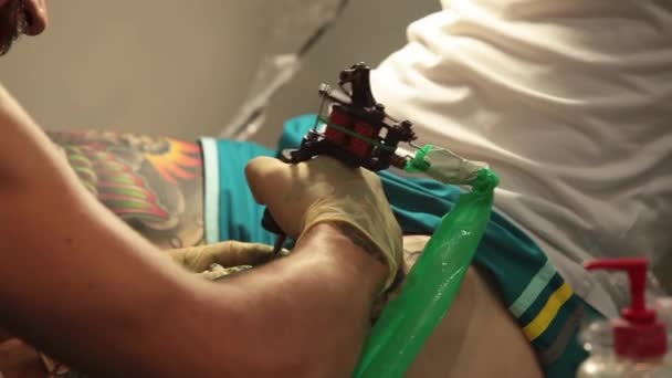 Τατουάζ στο σώμα. Καλλιτέχνης τατουάζ κάνει τατουάζ στο studio — Αρχείο Βίντεο