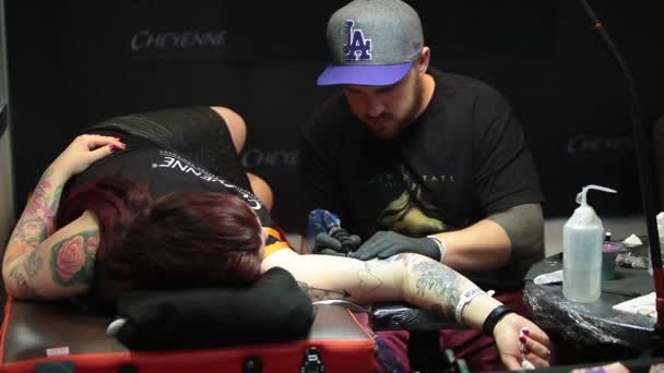 A tatuar o corpo. Tatuagem artista fazer tatuagem em estúdio — Vídeo de Stock