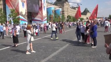 Ölümsüz alayın Mart 9 Mayıs zafer günü. Katılımcılar dünya savaşı anmak için yürüyüşleri