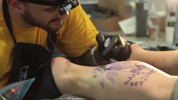 Tattoo artist make tattoo in studio, tattooing on the body — Stock Video