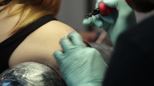 Tatuerare göra tatuering i studio, tatuering på kroppen — Stockvideo