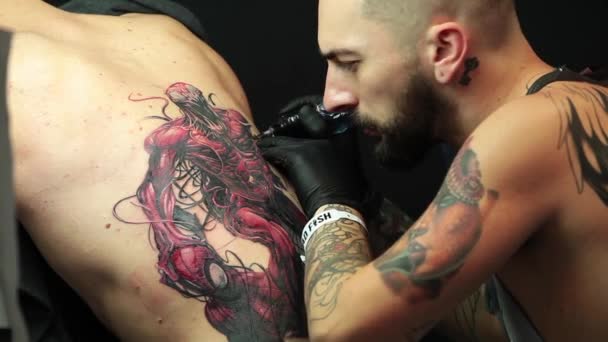 Tatuagem artista fazer tatuagem em estúdio, tatuagem no corpo — Vídeo de Stock