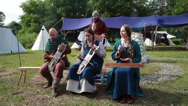 El festival anual en Kolomenskoye. Reconstrucción de la antigua Rus. Músicos callejeros tocan instrumentos musicales tradicionales — Vídeos de Stock