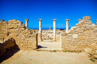 Paphos Archaeological Park antik sütunlar ile