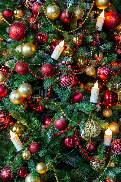 Klasický novoroční strom zdobené, Vánoční pozadí — Stock fotografie