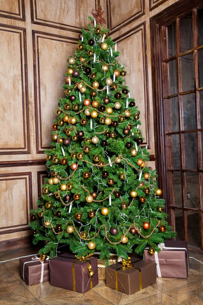 Albero di Natale e Capodanno decorato — Foto Stock