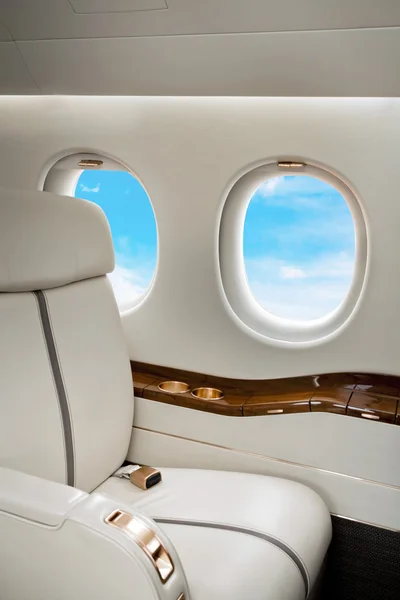 Letadla jet okénko s výhledem na mraky — Stock fotografie