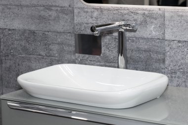 Banyo içi beyaz lavaboyla dolu.