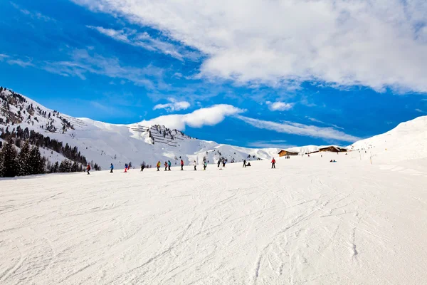 Skidorten i Alperna, människor skidåkning — Stockfoto