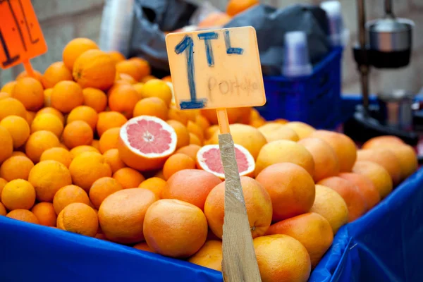 Sumo de laranja no mercado turco — Fotografia de Stock