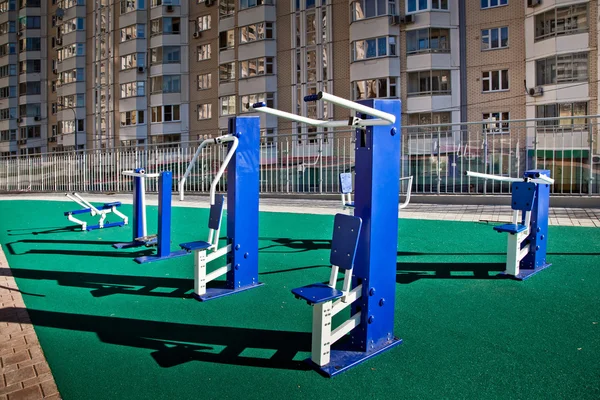 Equipamiento deportivo en el patio de la casa —  Fotos de Stock