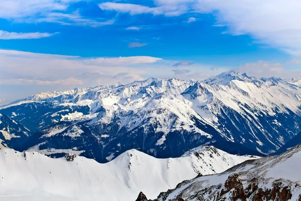Snöiga toppar i Alperna — Stockfoto