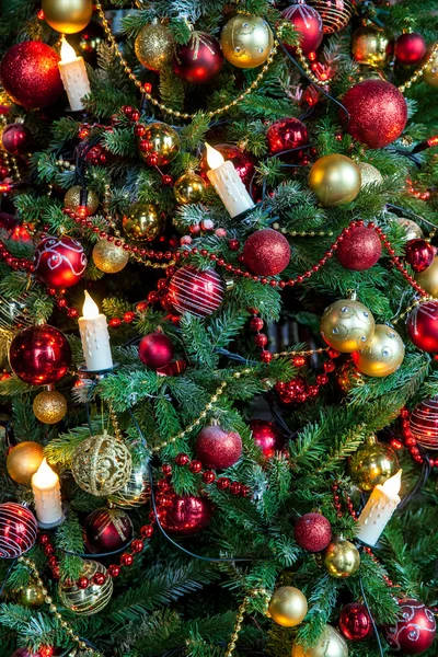 Klasický novoroční strom zdobené, Vánoční pozadí — Stock fotografie