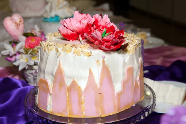 Bolo de aniversário na mesa — Fotografia de Stock