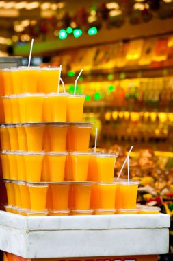 Plastik bardak portakal suyu ile