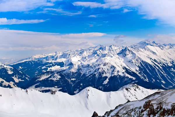 Skidorten i Alperna, människor skidåkning — Stockfoto