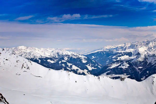 Lyžařské středisko v Alpách, lyžování lidí — Stock fotografie