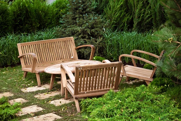 Декоративные стулья и стол в саду — стоковое фото