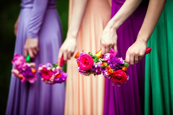 Bruidsmeisjes met bloem boeketten — Stockfoto