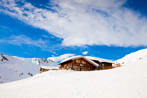 Casa en los Alpes montañas —  Fotos de Stock