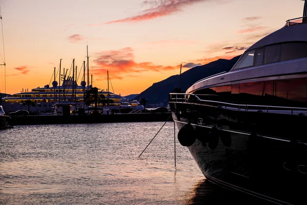 Парусные лодки и яхты в марине в Черногории — стоковое фото