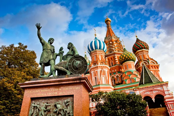 Catedral de São Basílio e Minin e monumento Pozhardky em Moscou — Fotografia de Stock