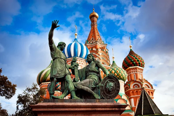 Catedral de São Basílio e Minin e monumento Pozhardky em Moscou — Fotografia de Stock
