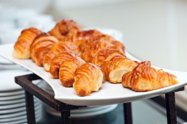 Kruvasan beyaz plaka üzerinde