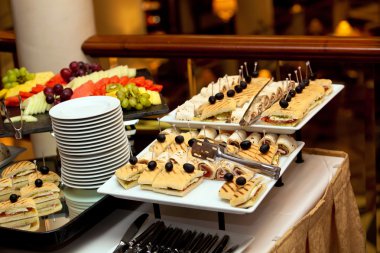 Aperatifler ve sandviç kahvaltı için