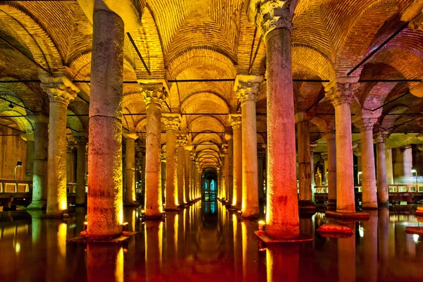 Het interieur van de Basilica Cisterne in Istanbul — Stockfoto