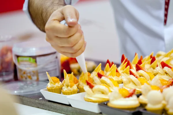 Sahne auf den Kuchen — Stockfoto