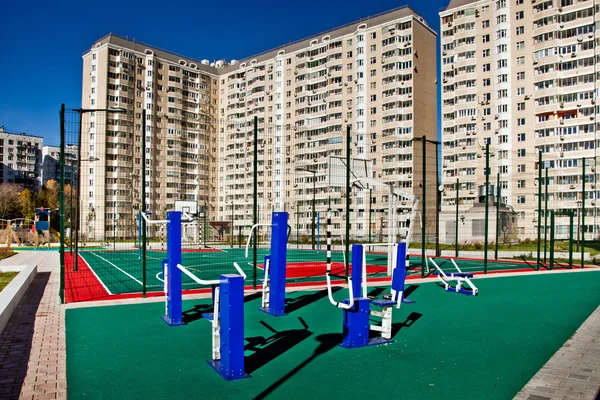 Детская площадка со спортивным оборудованием — стоковое фото
