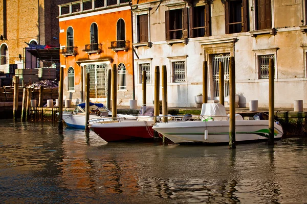 Venezianische Kanäle mit Booten — Stockfoto