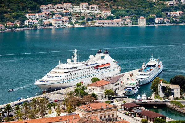 Navio de cruzeiro no porto de Kotor, Montenegro — Fotografia de Stock