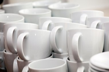 Birçok beyaz bardak yığılmış