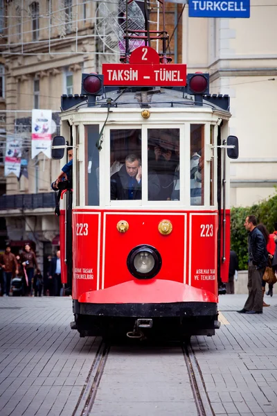 Eléctrico vermelho em istanbul — Fotografia de Stock