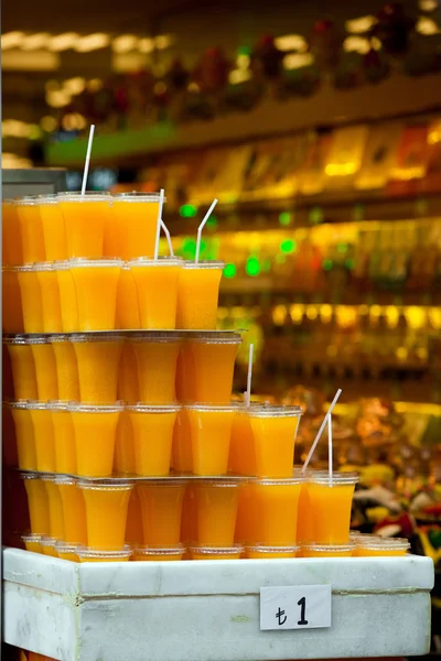 Óculos com suco de laranja fresco — Fotografia de Stock