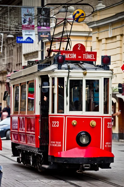 红色的老式电车上的塔克西姆 Istiklal 街 — 图库照片