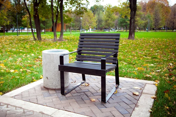 Bench az őszi parkban — Stock Fotó