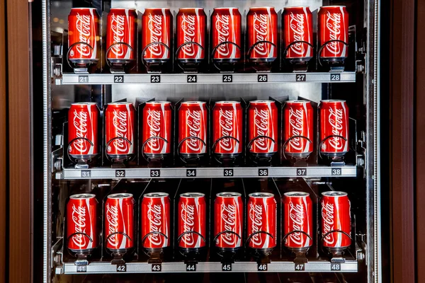 Máquina de venda automática cheia de latas de coca-cola — Fotografia de Stock