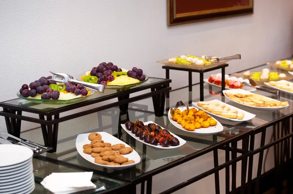 Ontbijt in het hotel. Vruchten op de tafel — Stockfoto